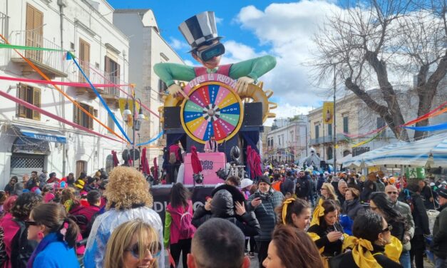 Carnevale di Putignano, seconda giornata all’insegna del detto “Chi ride vive di più”.