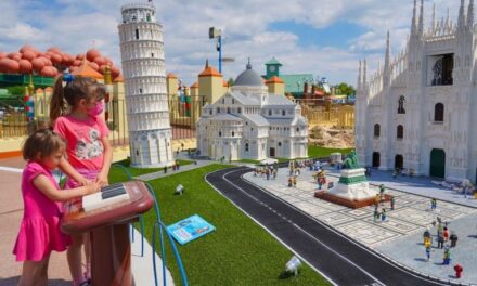 Dalla Torre di Pisa al baby Colosseo, a Gardaland apre il nuovo mini mondo Lego