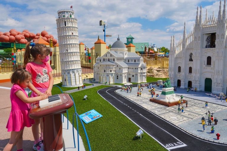 Dalla Torre di Pisa al baby Colosseo, a Gardaland apre il nuovo mini mondo Lego