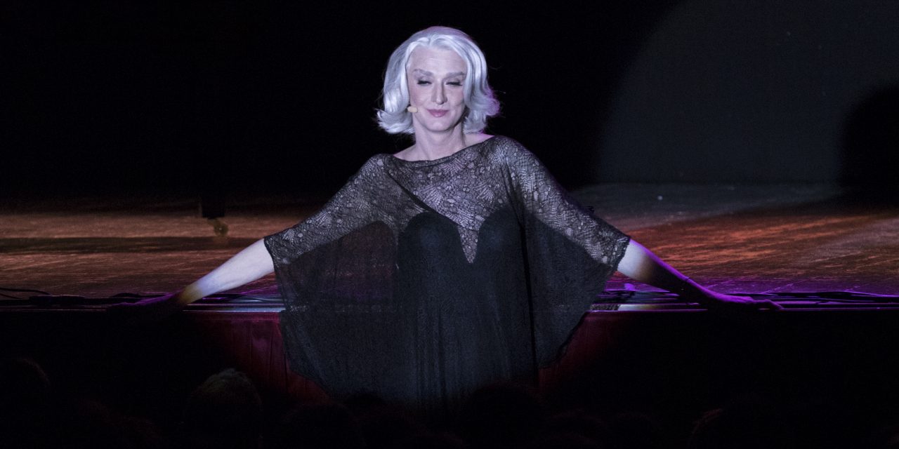 Il 31 marzo al Teatro Traetta di Bitonto arriva Drusilla Foer in “ELEGANZISSIMA”