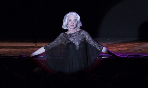 Il 31 marzo al Teatro Traetta di Bitonto arriva Drusilla Foer in “ELEGANZISSIMA”