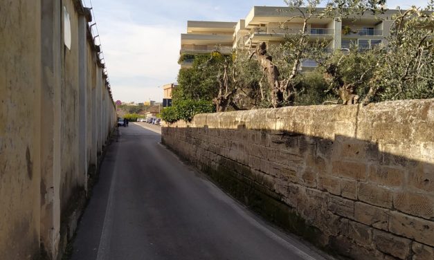 Gravi disagi a San Pasquale a Bari per una strada strettissima con senso di marcia alternato (foto)