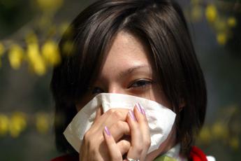 Naso chiuso e tosse? L’immunologo: “Non solo influenza, anche allergie stagionali”