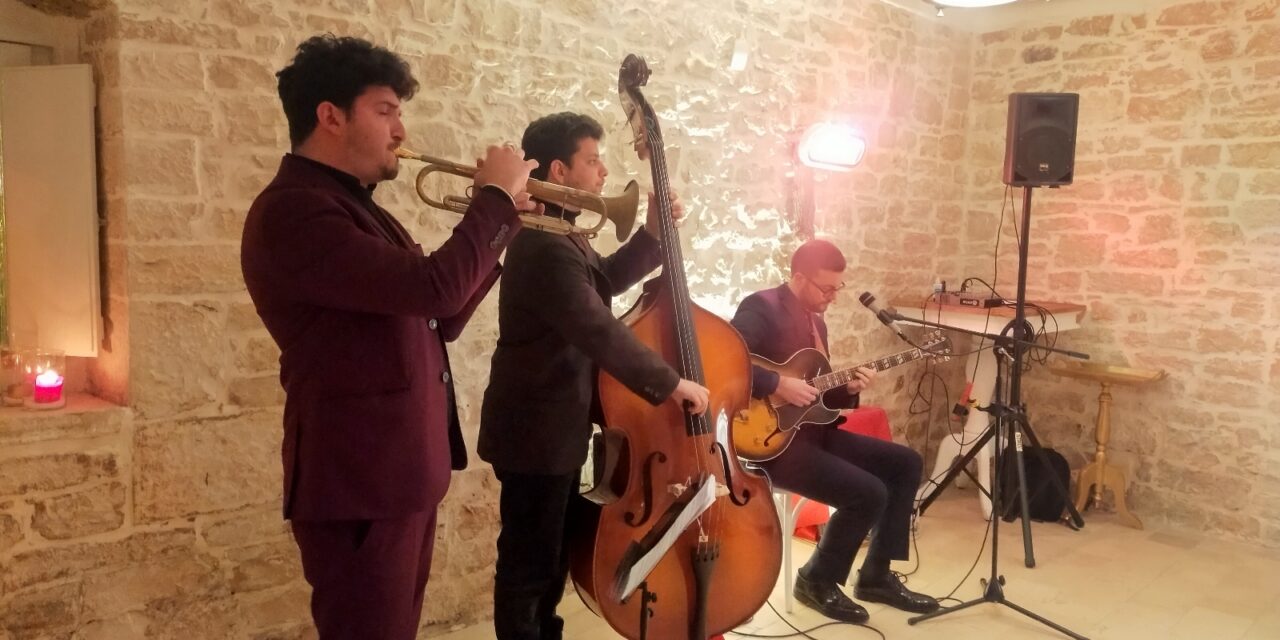 Il Jazz di Alberto di Leone Trio Feat Antonio D’Agata con le bollicine e sale affrescate, conquistano gli ospiti di Regia Domus
