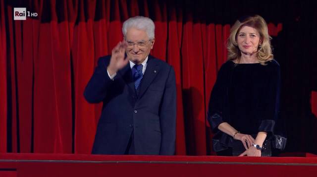 Al Festival di Sanremo tutti in piedi per Mattarella ed un Benigni sulla Costituzione italiana