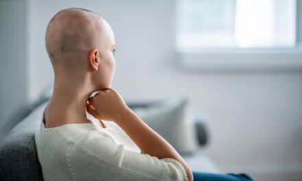 Neoplasie: screening e caschi refrigeranti per prevenire l’alopecia