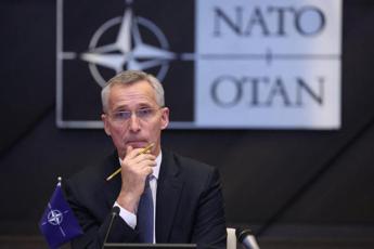 Ucraina, Stoltenberg: “Poche munizioni da Nato e Russia avanza”