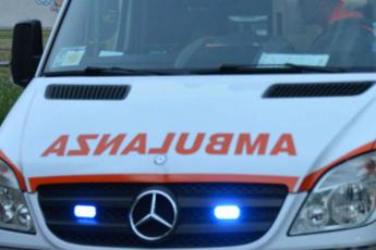Incidente a Novara, auto si schianta contro un palo: morto 28enne