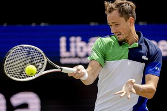 Australian Open, Medvedev in semifinale: Hurkacz battuto in 5 set
