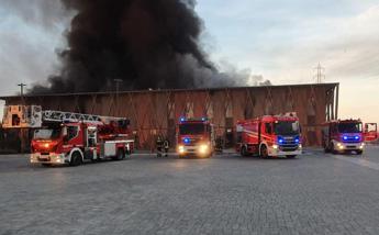 Incendio devasta azienda a Cavenago di Brianza: fumo e fiamme vicino alla A4 – Video