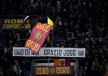 Roma-Verona 2-1, Olimpico abbraccia De Rossi e Mourinho: fischi per la squadra