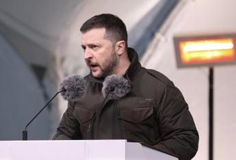 Zelensky: “Russia mobilita altri 300mila soldati”. Ucraina, allarme esercito: “Rischiamo crollo”