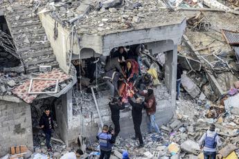 Gaza, “attacco Israele su palestinesi in attesa di aiuti: almeno 70 morti”