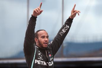 “Hamilton alla Ferrari dal 2025”, annuncio Mercedes