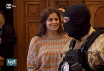 Ilaria Salis, protesta dell’eurodeputata ungherese in Aula: “E’ criminale e ha mentito”