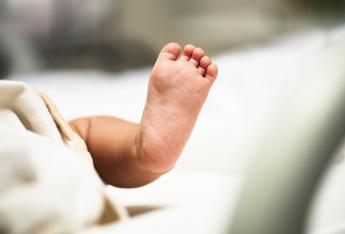 Milano, neonato abbandonato nell’androne di un condominio: accanto al bebè un biglietto