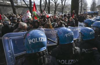 Napoli, scontri tra manifestanti pro Palestina e polizia davanti sede Rai: 10 feriti