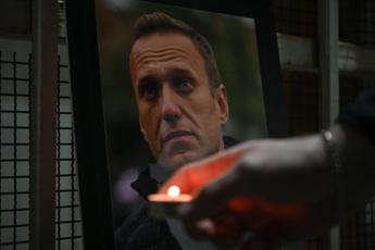 Navalny morto di “cause naturali”, il corpo mostrato alla madre