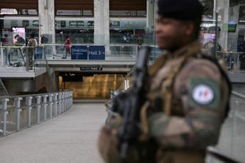 Parigi, tre accoltellati alla Gare de Lyon: arrestato uomo del Mali con patente italiana