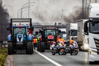 Protesta agricoltori assedia l’Europa, trattori bloccano varchi al confine tra Belgio e Olanda