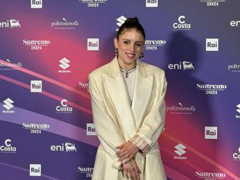 Sanremo 2024, Angelina Mango e la canzone speciale: “Omaggio elegante a papà”