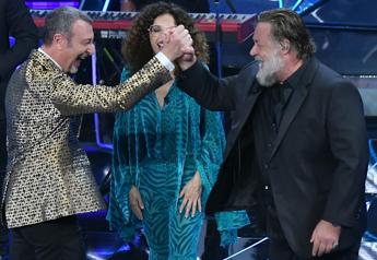 Sanremo 2024, Russell Crowe conquista l’Ariston. Angelina Mango guida classifica terza serata
