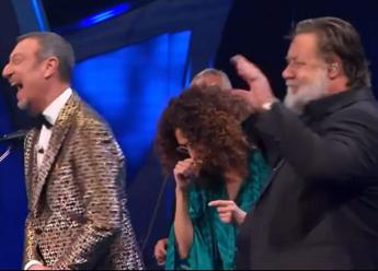 Sanremo 2024, Russell Crowe show: l’anti-Travolta si prende l’Ariston