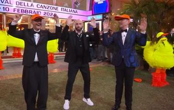 Sanremo, Fiorello fa ballare a John Travolta ‘Qua Qua Dance’ e Tarantella