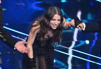 Sanremo, la finale. Standing ovation per Angelina Mango (che cade). Ghali: “Stop genocidio”