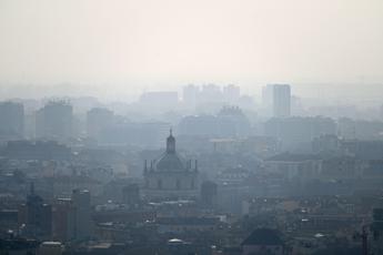 Smog ‘veleno’ per il cervello, più segni Alzheimer in chi vive in aree inquinate: lo studio