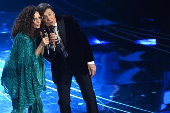 Teresa Mannino fa cantare Gianni Morandi, ovazione per ‘C’era un ragazzo’