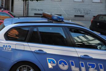Torino, tensione sotto questura: antagonisti assaltano volante