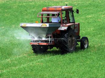 Trattori, che cos’è il regolamento Sur per ridurre l’uso di pesticidi