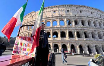 Trattori, la protesta arriva a Roma: due mezzi al Colosseo