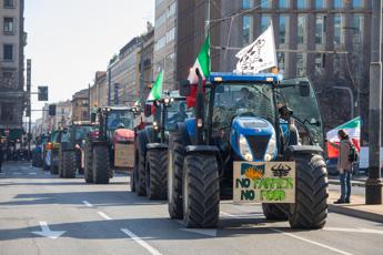Trattori, von der Leyen: “Ascoltiamo agricoltori, ritiro regolamento Sur su pesticidi”