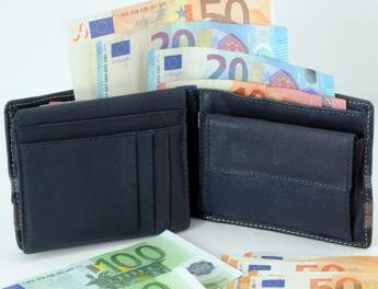 Turista perde portafoglio con 3mila euro, 36enne lo trova e lo riconsegna