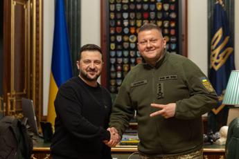 Ucraina, Zelensky ‘licenzia’ il generale Zaluzhny: “Ora cambiamo”