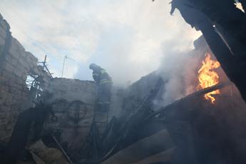 Ucraina, filorussi Luhansk: “Kiev bombarda panetteria, 2 morti e 40 sotto le macerie”