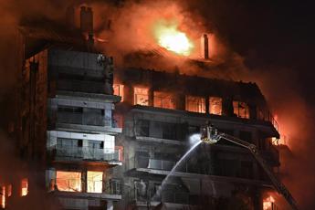 Valencia, violento incendio in edificio di 14 piani: almeno 13 feriti