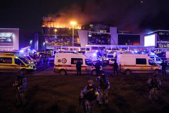 Attentato a Mosca, 40 morti e 100 feriti al Crocus City Hall. Trovata autobomba nel parcheggio