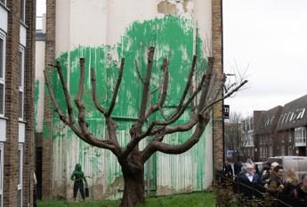 Banksy, nuovo murales a Londra: il messaggio ‘ecologista’ dello street artist