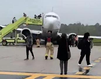 Boeing 737 Max fuori pista a Houston, passeggeri illesi – Video