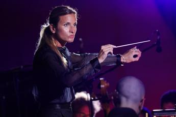 Criticarono Beatrice Venezi, sospesi tre orchestrali: faranno causa