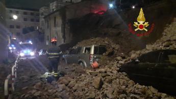 Crolla muro di tufo a Trastevere, auto sotto le macerie – Foto