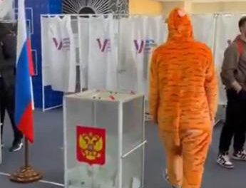 Elezioni Russia, ai seggi tra elmetti e maschere: votano Spiderman, Barbie e eroi medievali