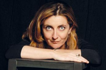 Francesca Reggiani all’Ambra Jovinelli con ‘Spettacolare (voce del verbo)’: “Poca satira in tv, se ne sente la mancanza”