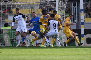 Frosinone-Lecce 1-1, gol di Cheddira e rigore di Krstovic