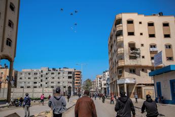 Gaza, schiacciati dai pacchi di aiuti lanciati con il paracadute: 5 morti