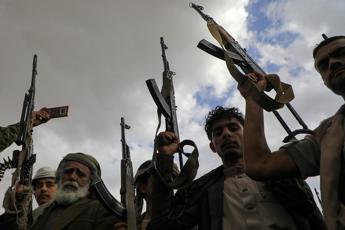 Houthi, la minaccia si allarga: “Impediremo alle navi di attraversare anche l’Oceano indiano”