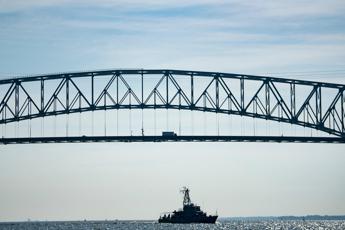 Ponte crollato a Baltimora, l’enorme struttura in acciaio sull’acqua